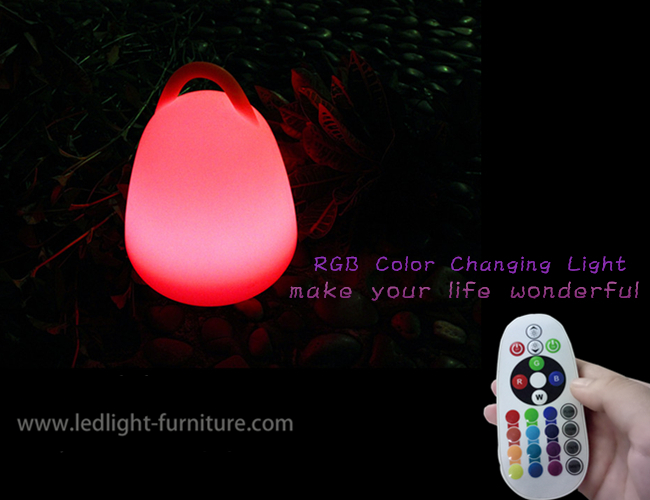 Batteriebetriebene LED-Plastiklaterne beleuchtet RGB-Farbe, die mit tragbarem Griff ändert