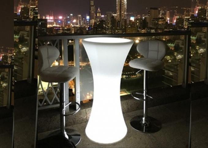 Hohe runde Cocktail-Tisch-Möbel eingestellt mit bunter Beleuchtung